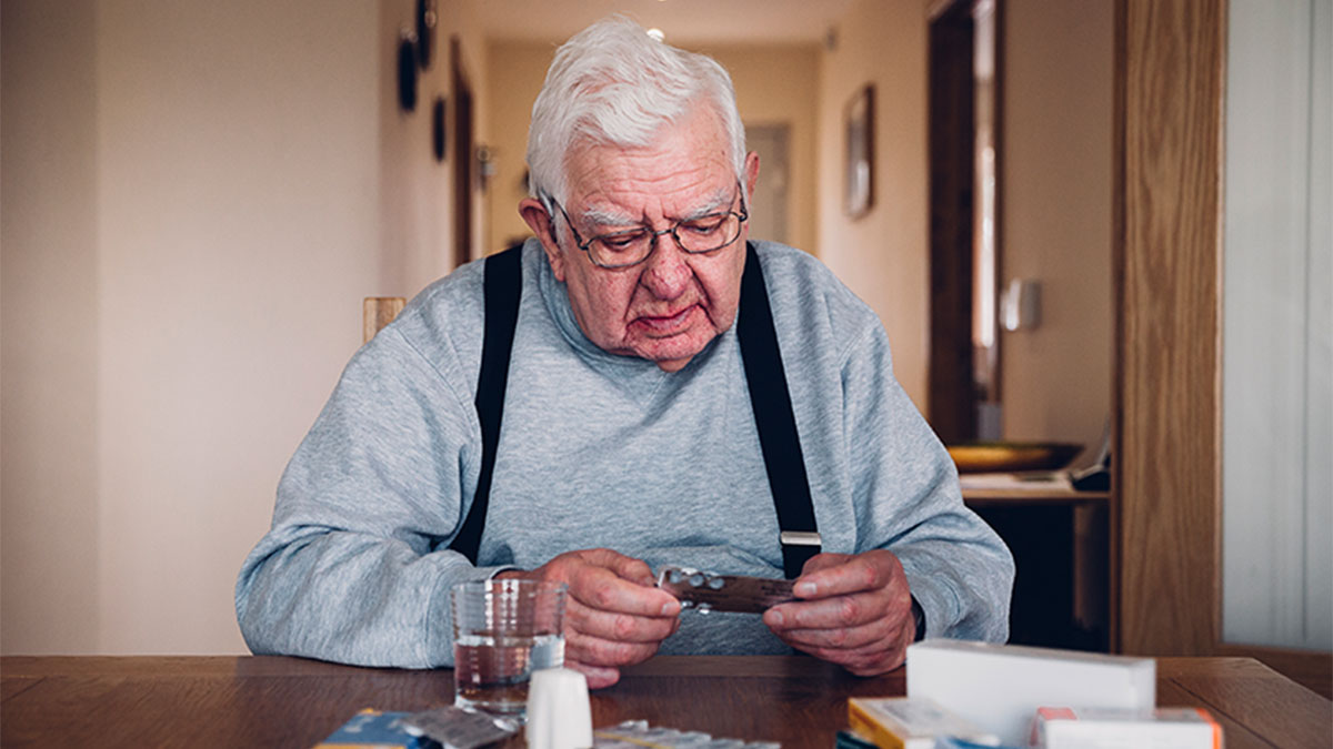 Idoso a mexer em medicamentos